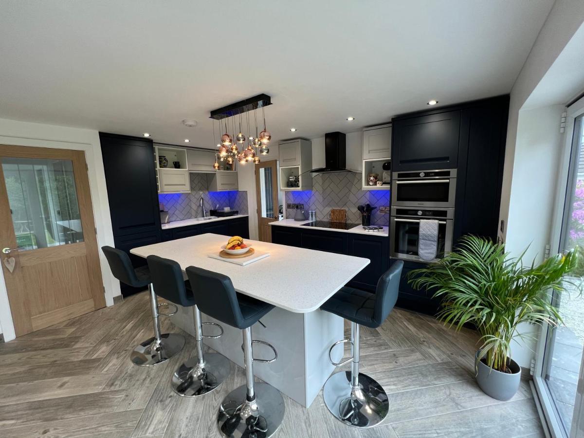 Stylish Modern Home With Parking Enclosed Garden Holyhead Exterior foto
