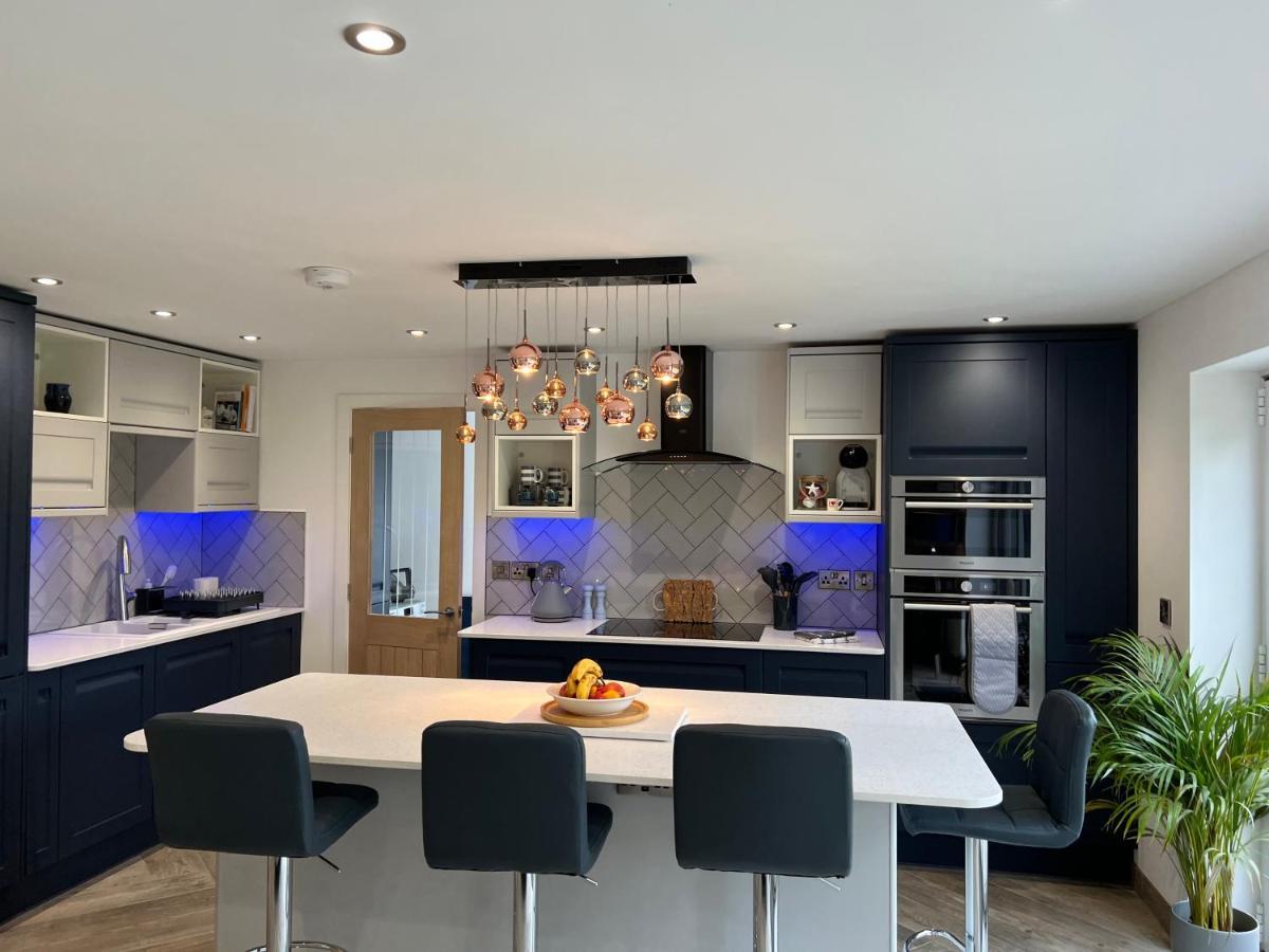 Stylish Modern Home With Parking Enclosed Garden Holyhead Exterior foto