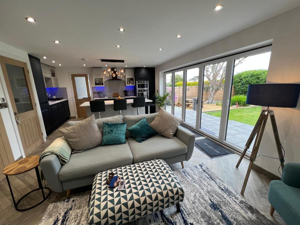 Stylish Modern Home With Parking Enclosed Garden Holyhead Exterior foto