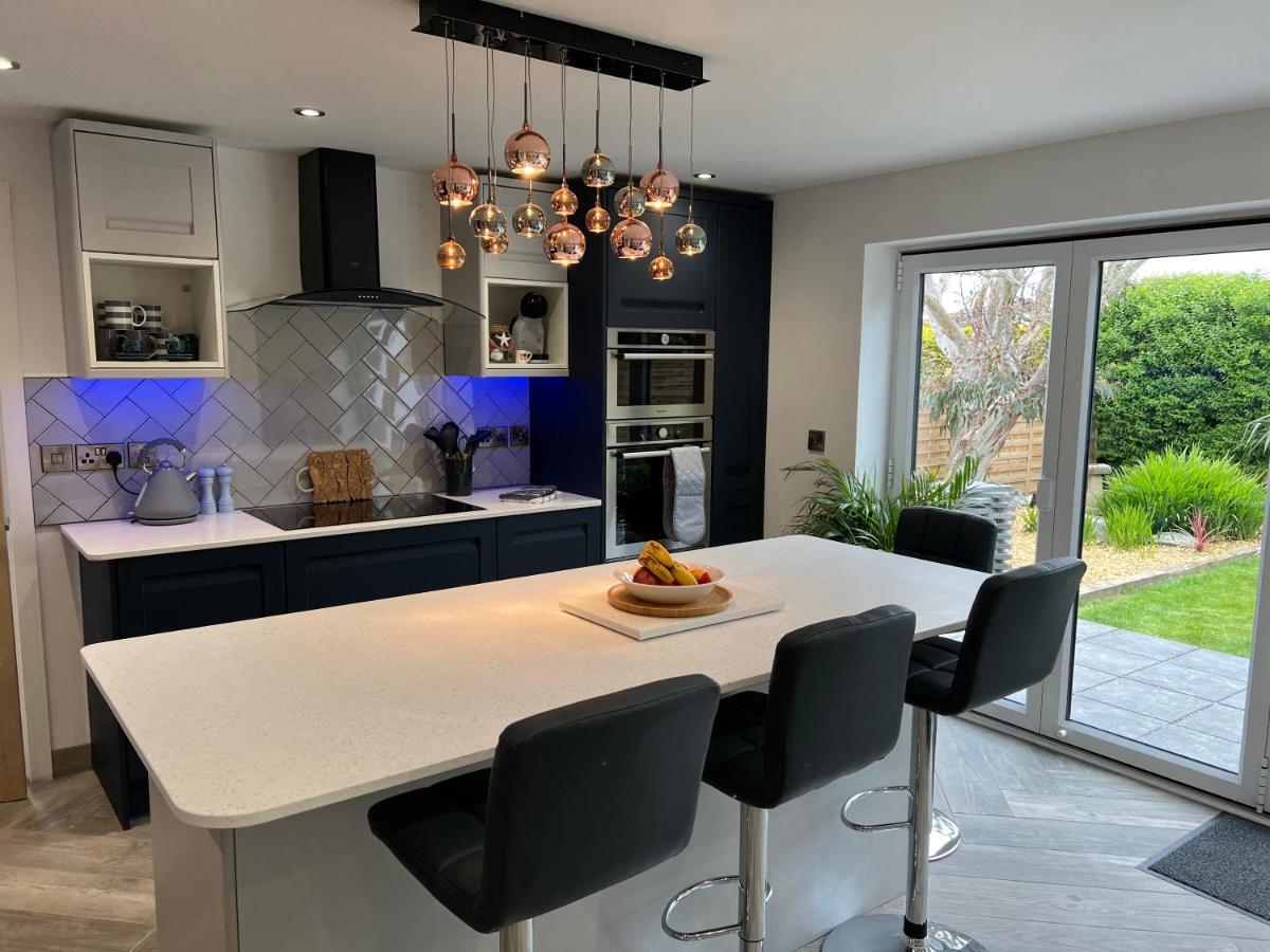 Stylish Modern Home With Parking Enclosed Garden Holyhead Exterior foto