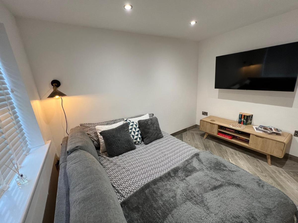 Stylish Modern Home With Parking Enclosed Garden Holyhead Exterior foto