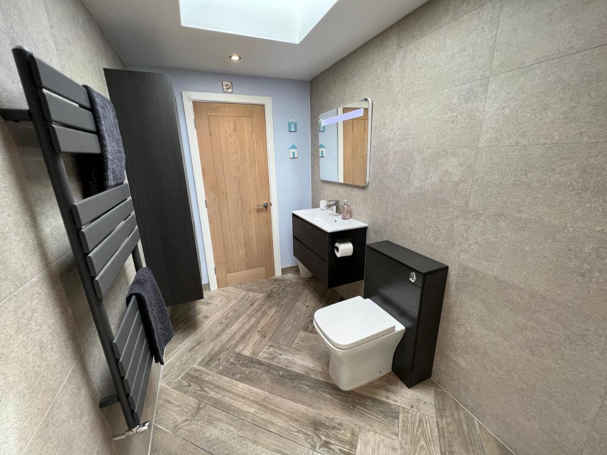 Stylish Modern Home With Parking Enclosed Garden Holyhead Exterior foto