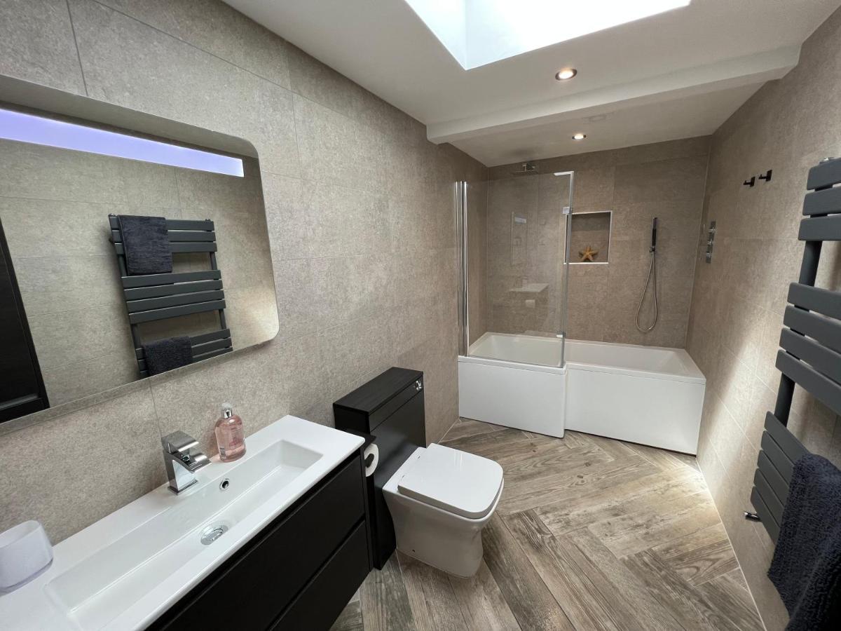 Stylish Modern Home With Parking Enclosed Garden Holyhead Exterior foto