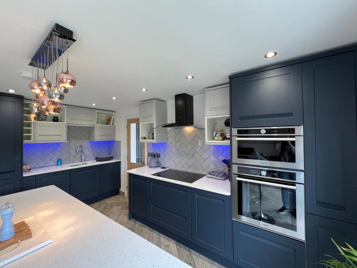 Stylish Modern Home With Parking Enclosed Garden Holyhead Exterior foto