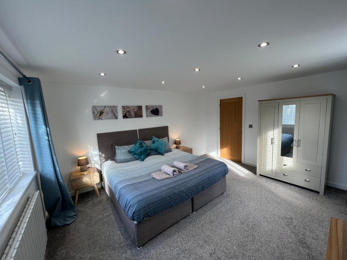 Stylish Modern Home With Parking Enclosed Garden Holyhead Exterior foto