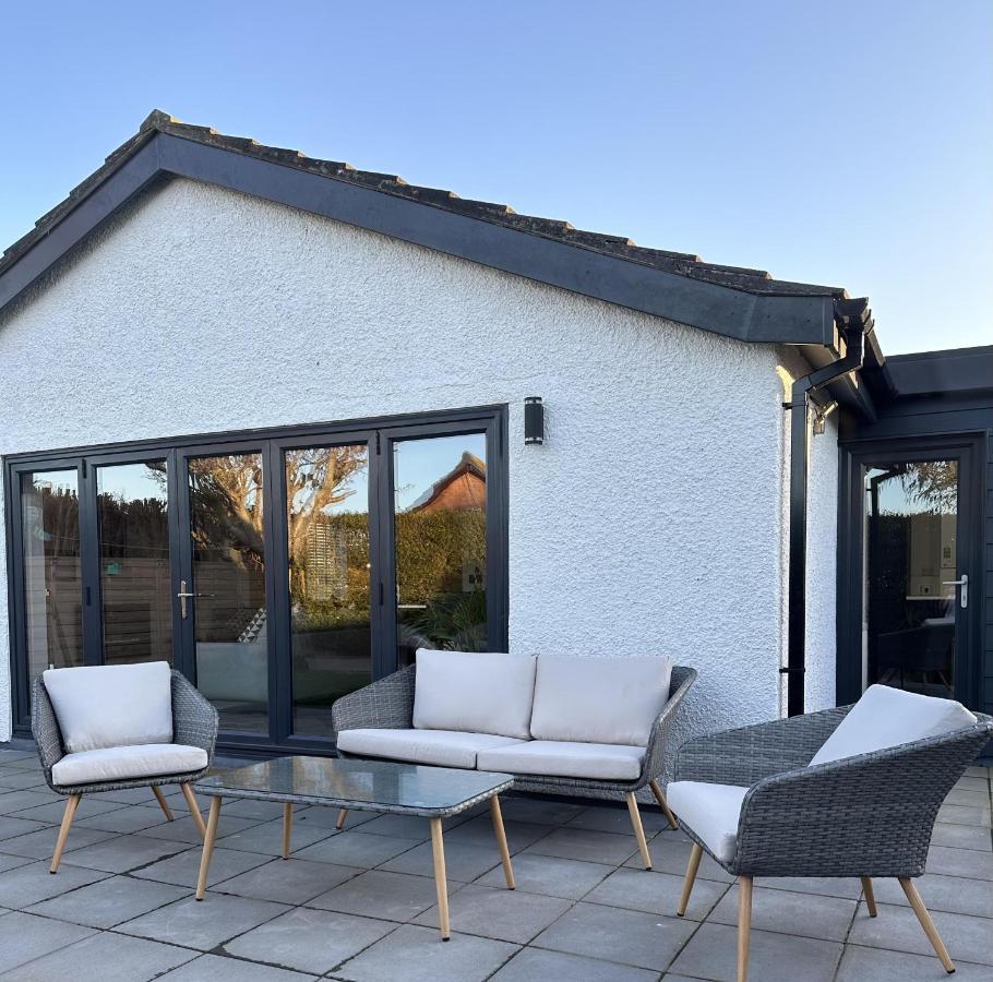 Stylish Modern Home With Parking Enclosed Garden Holyhead Exterior foto