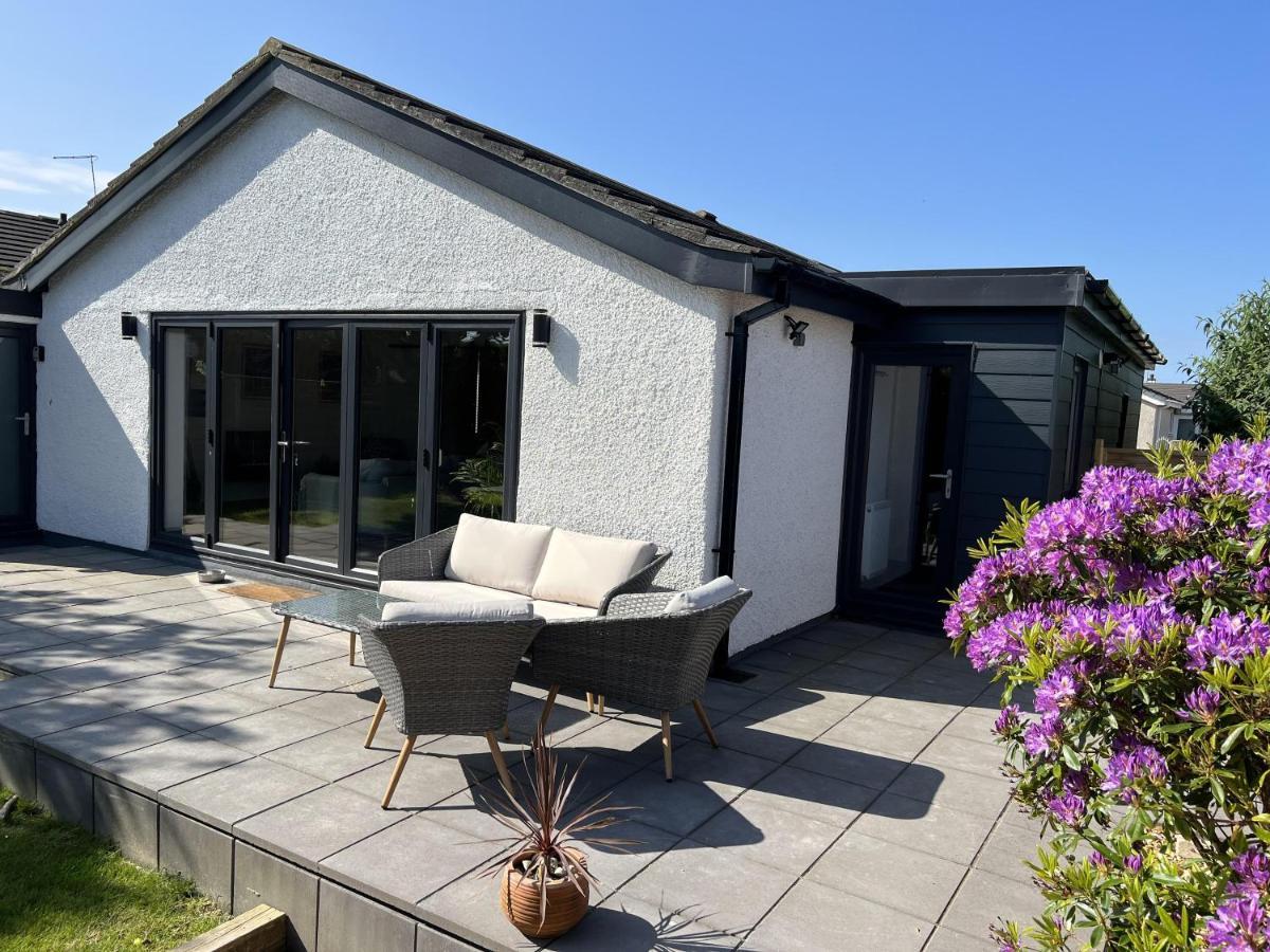Stylish Modern Home With Parking Enclosed Garden Holyhead Exterior foto