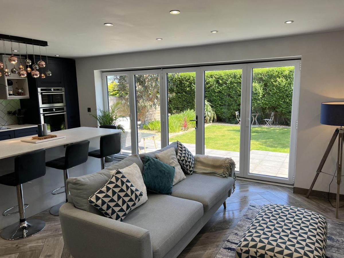 Stylish Modern Home With Parking Enclosed Garden Holyhead Exterior foto